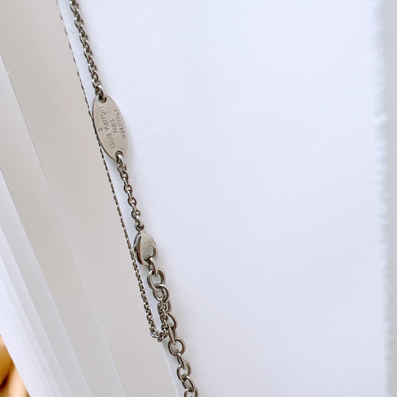 Lv essential v 銀色項鍊-3