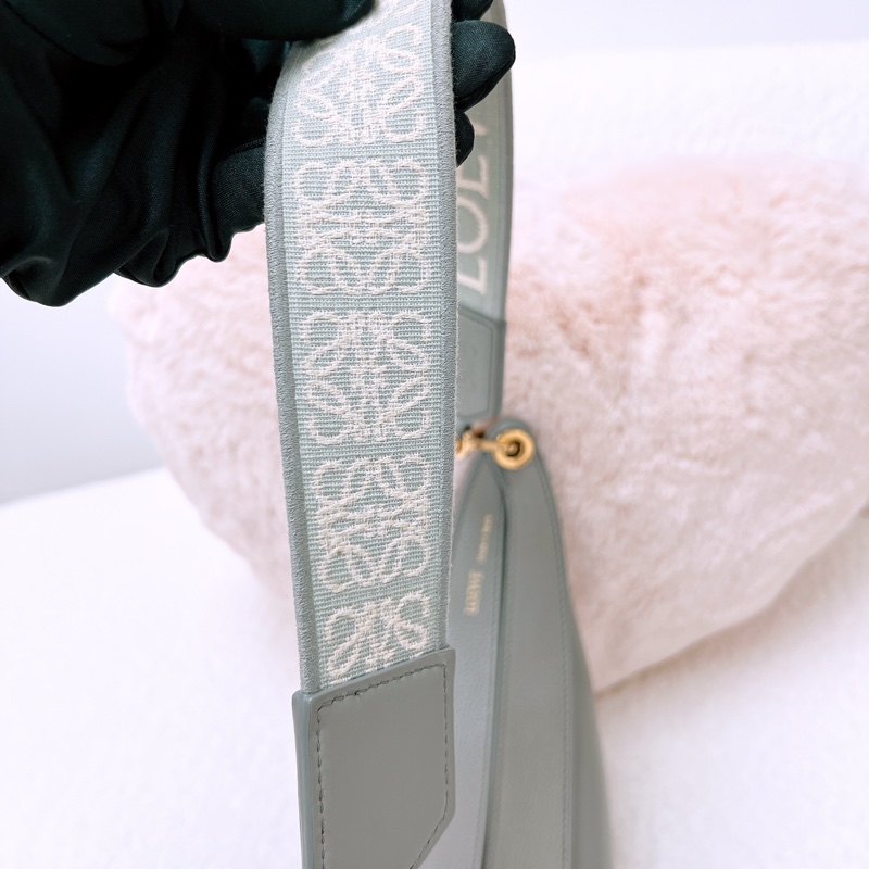 Loewe luna 灰色小號腋下包-12