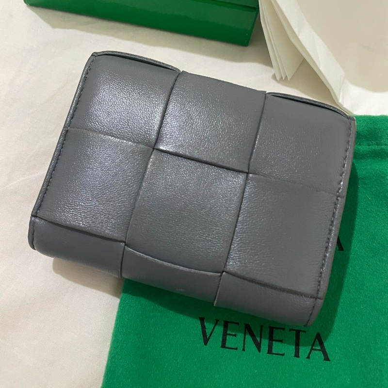 BOTTEGA VENETA 三折短夾 大象灰-1