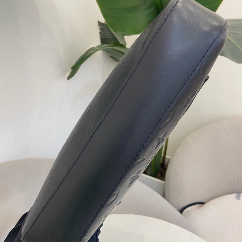 LV全皮黑色壓紋男士二合一郵差包斜背包-4