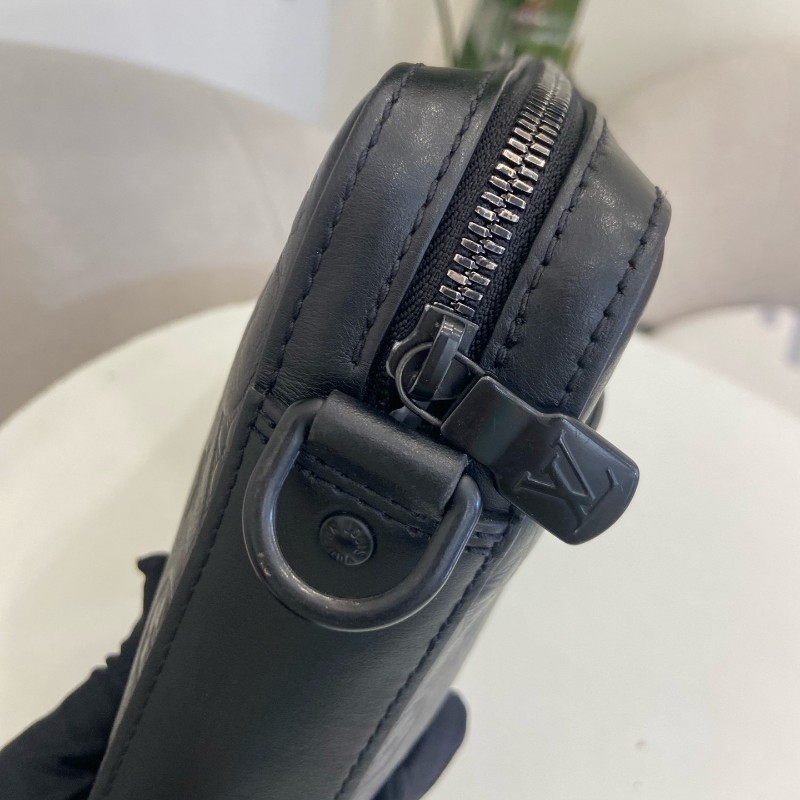 LV全皮黑色壓紋男士二合一郵差包斜背包-11