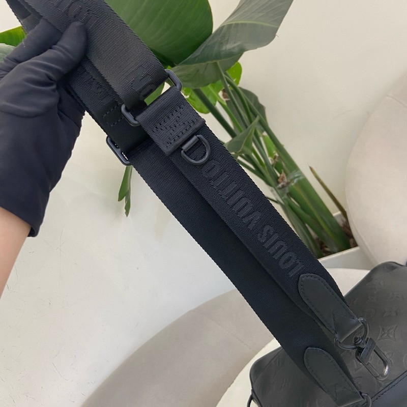 LV全皮黑色壓紋男士二合一郵差包斜背包-13