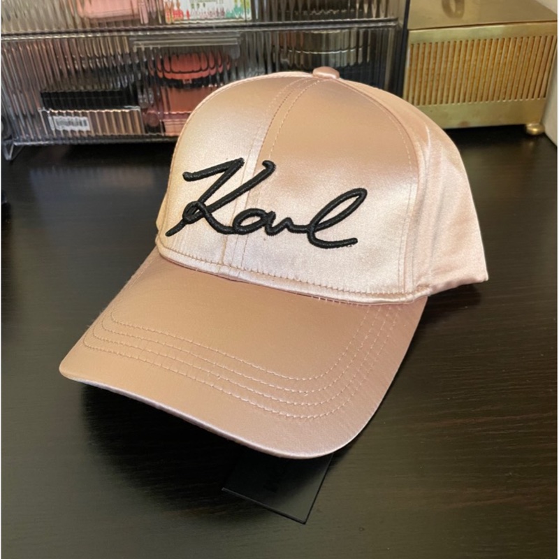 KARL LAGERFELD老佛爺 logo刺繡緞面棒球帽 粉-1