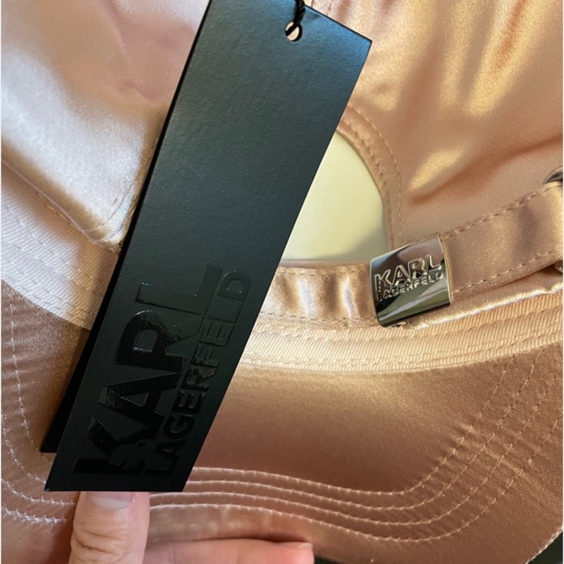 KARL LAGERFELD老佛爺 logo刺繡緞面棒球帽 粉-6