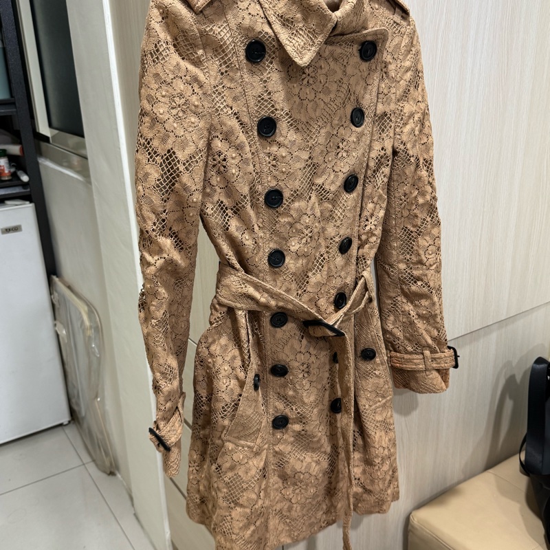 Burberry蜜金駝色蕾絲風衣-0