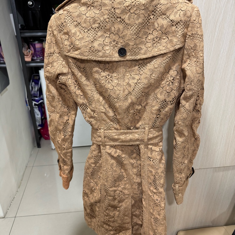 Burberry蜜金駝色蕾絲風衣-3