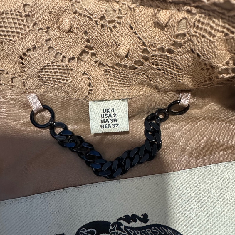 Burberry蜜金駝色蕾絲風衣-5