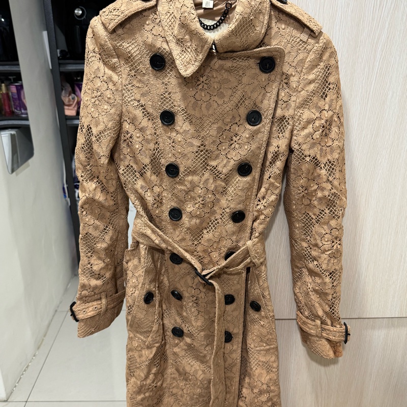 Burberry蜜金駝色蕾絲風衣-10