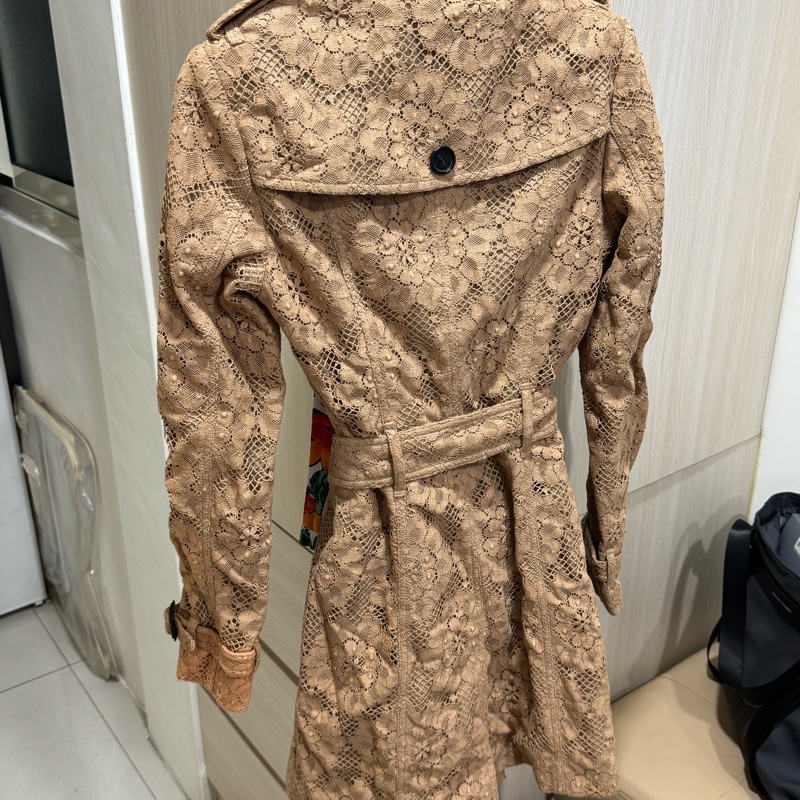 Burberry蜜金駝色蕾絲風衣-12