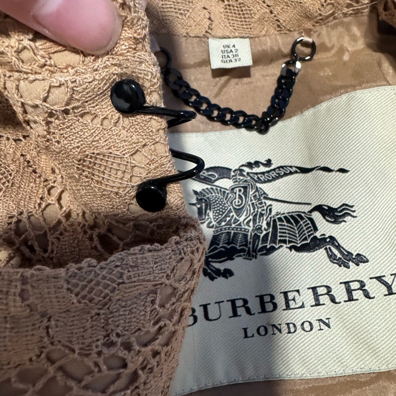 Burberry蜜金駝色蕾絲風衣-16