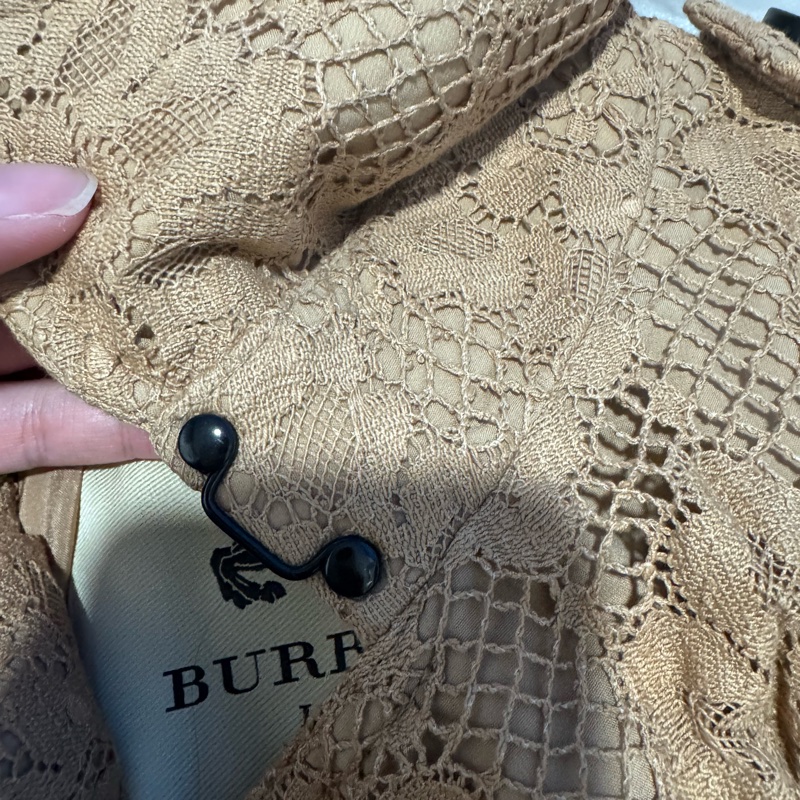 Burberry蜜金駝色蕾絲風衣-17