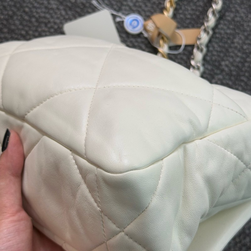 Chanel 19bag 白色羊皮口蓋包 晶片款-10
