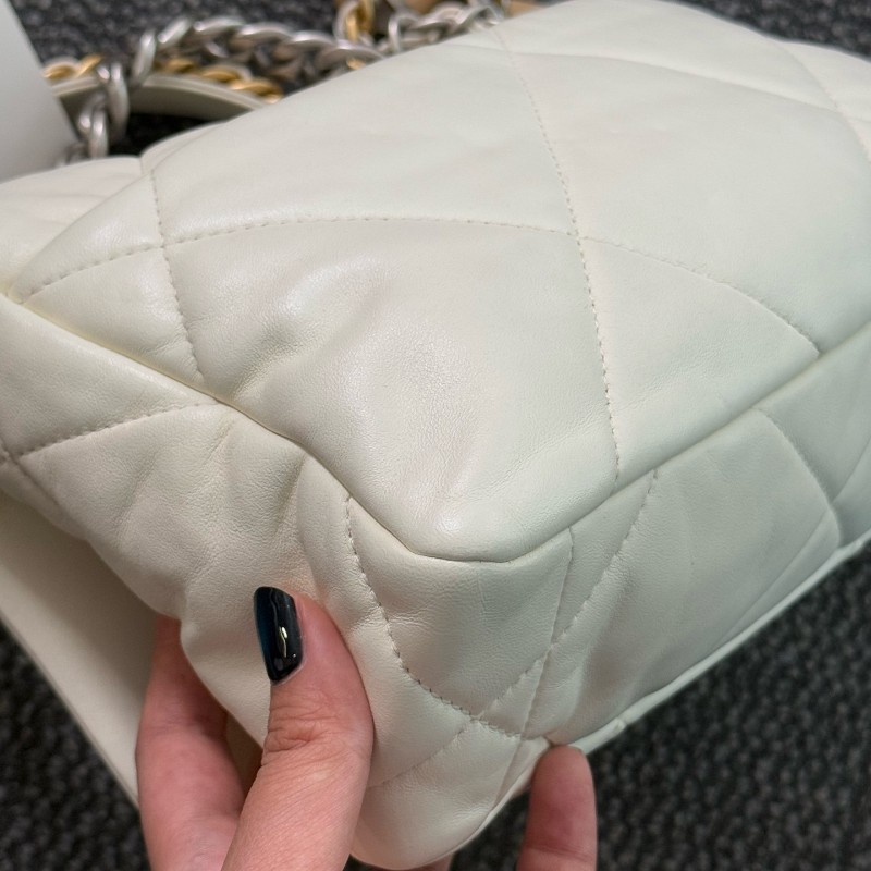 Chanel 19bag 白色羊皮口蓋包 晶片款-13