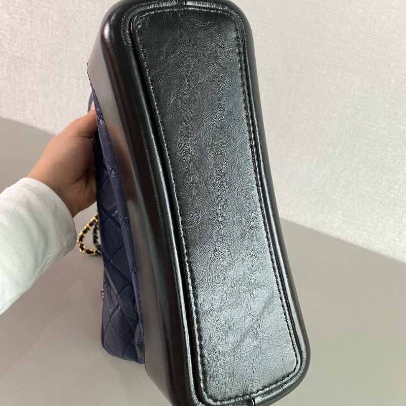 Chanel流浪包中號 海軍藍黑拼色牛皮 肩背包-10