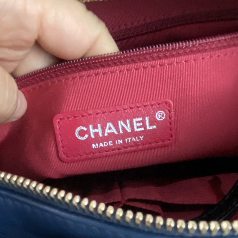 Chanel流浪包中號 海軍藍黑拼色牛皮 肩背包-18