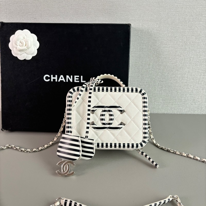 CHANEL 相機包 黑白拼色菱格紋牛皮銀扣斜背包肩背包-0