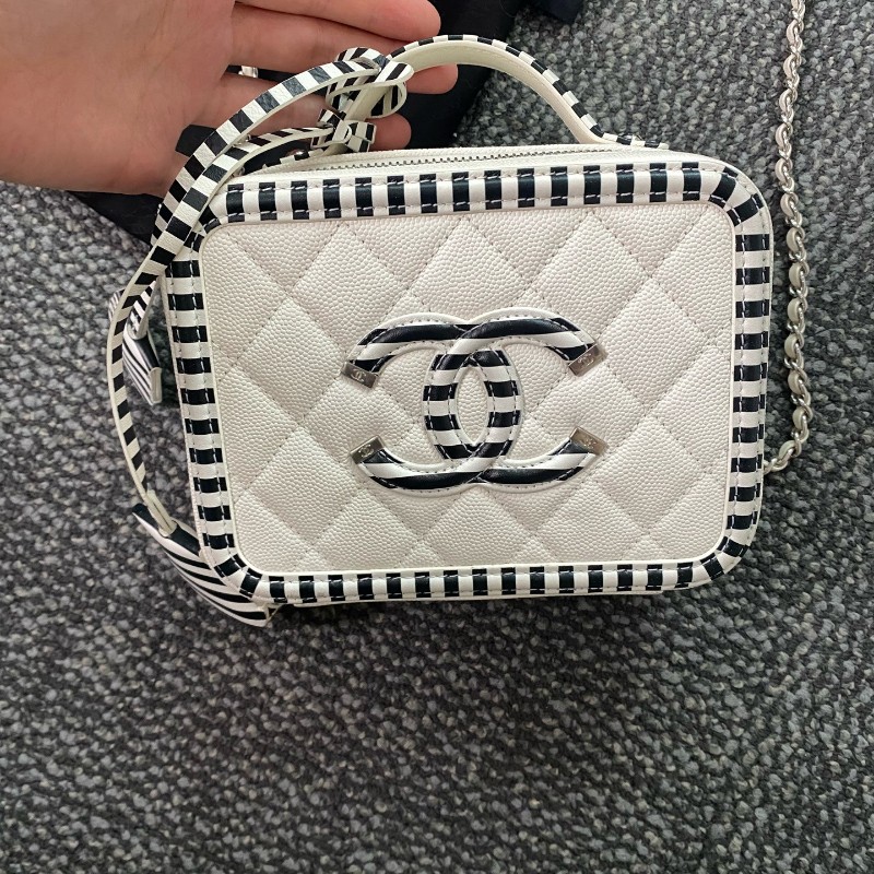 CHANEL 相機包 黑白拼色菱格紋牛皮銀扣斜背包肩背包-4