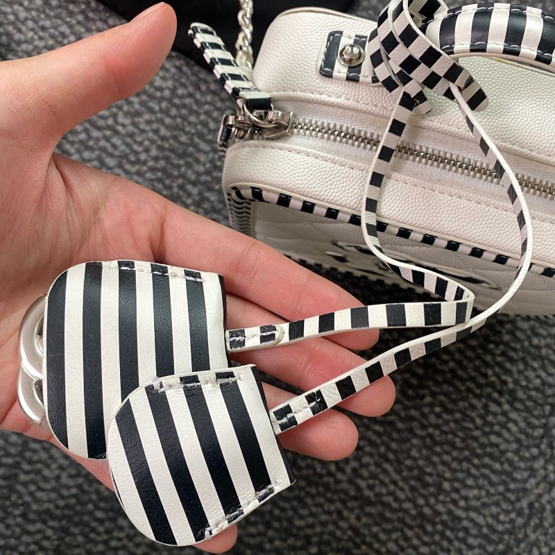 CHANEL 相機包 黑白拼色菱格紋牛皮銀扣斜背包肩背包-5