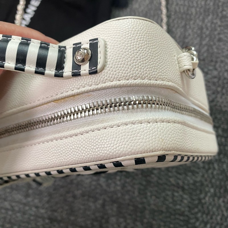 CHANEL 相機包 黑白拼色菱格紋牛皮銀扣斜背包肩背包-6