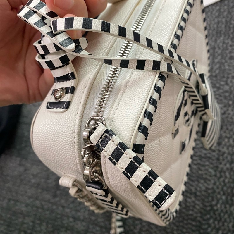 CHANEL 相機包 黑白拼色菱格紋牛皮銀扣斜背包肩背包-7