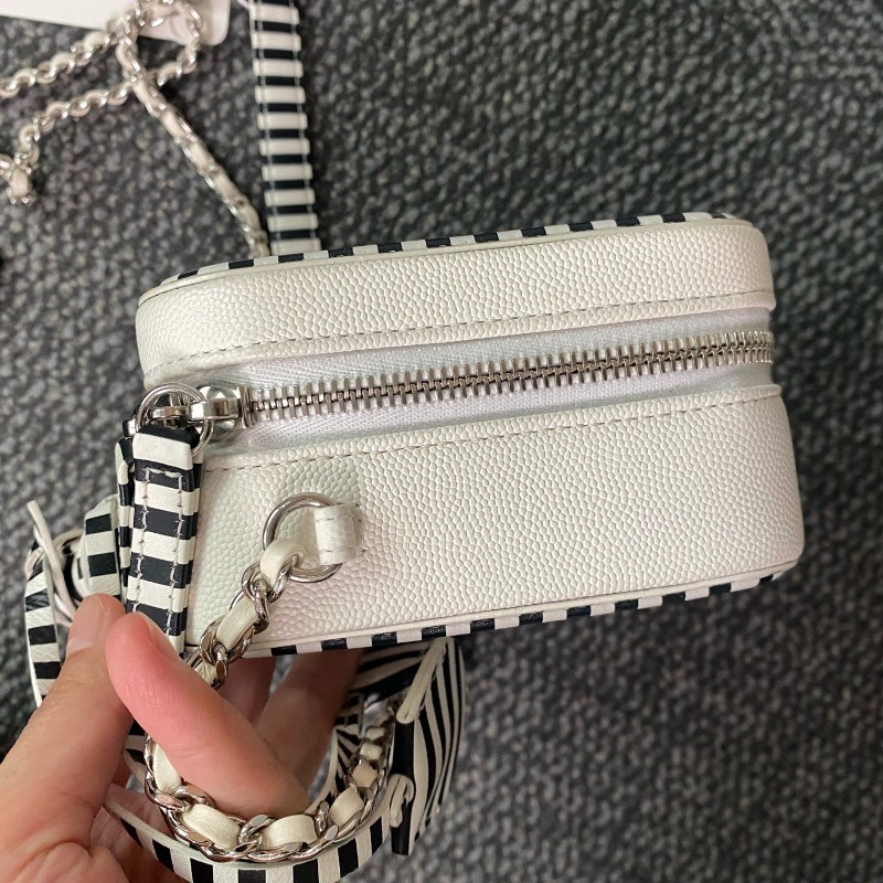 CHANEL 相機包 黑白拼色菱格紋牛皮銀扣斜背包肩背包-10