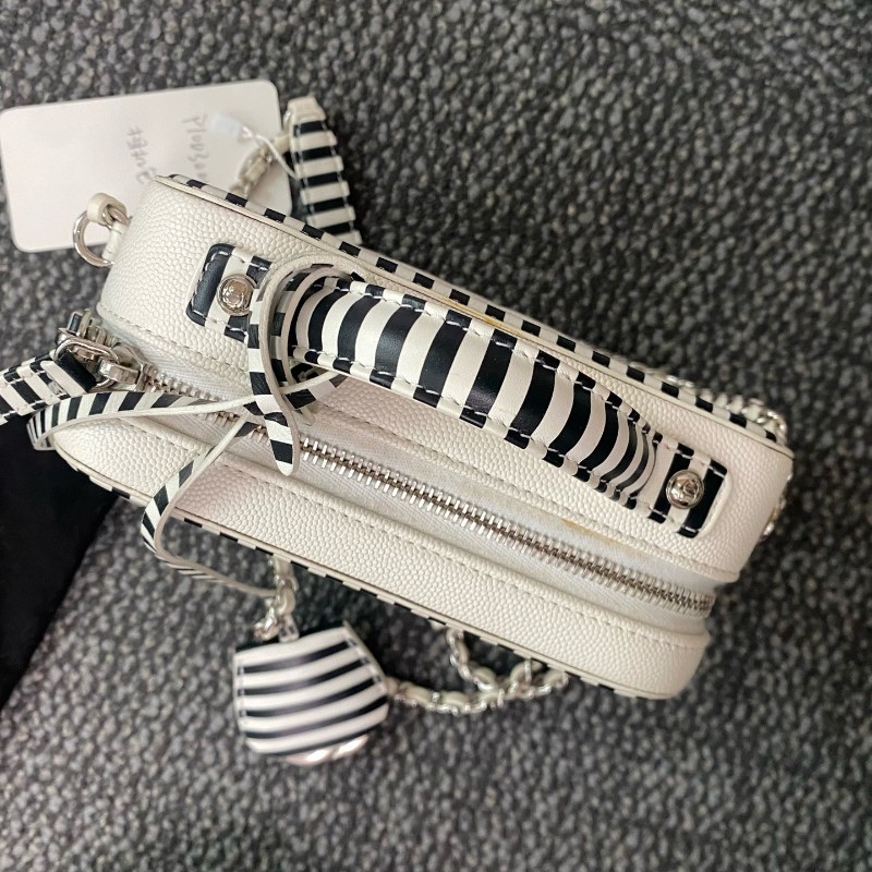 CHANEL 相機包 黑白拼色菱格紋牛皮銀扣斜背包肩背包-12