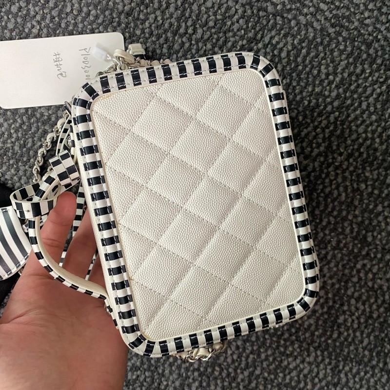 CHANEL 相機包 黑白拼色菱格紋牛皮銀扣斜背包肩背包-13