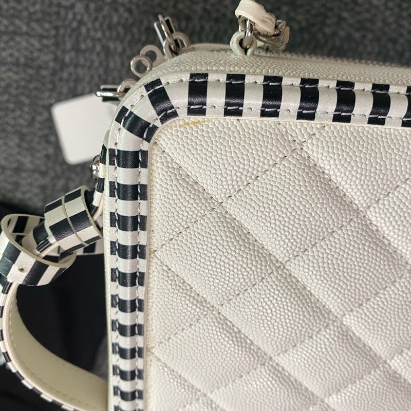 CHANEL 相機包 黑白拼色菱格紋牛皮銀扣斜背包肩背包-15
