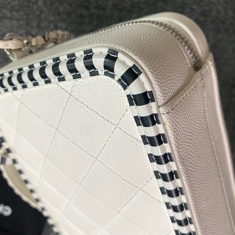 CHANEL 相機包 黑白拼色菱格紋牛皮銀扣斜背包肩背包-16