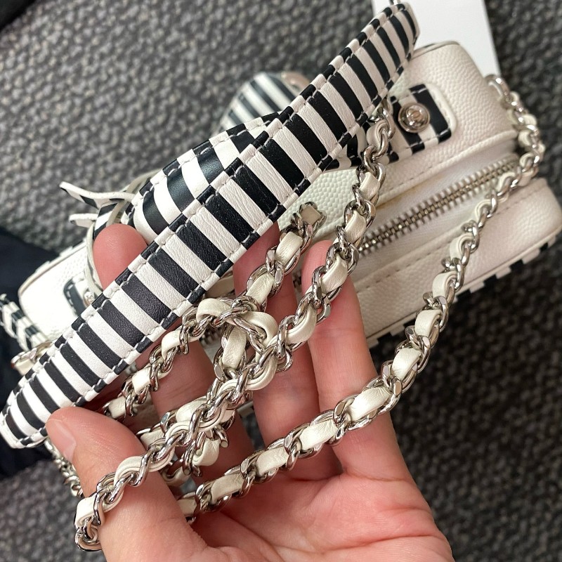 CHANEL 相機包 黑白拼色菱格紋牛皮銀扣斜背包肩背包-18