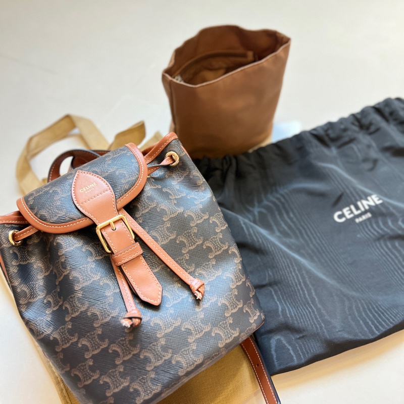Celine 賽琳 Triomphe 凱旋門系列 FOLCO後背包 Celine 賽琳 Triomphe 凱旋門系列 FOLCO標志印花老花满印翻蓋帆布拼牛革書包背包双肩包 Mini-1