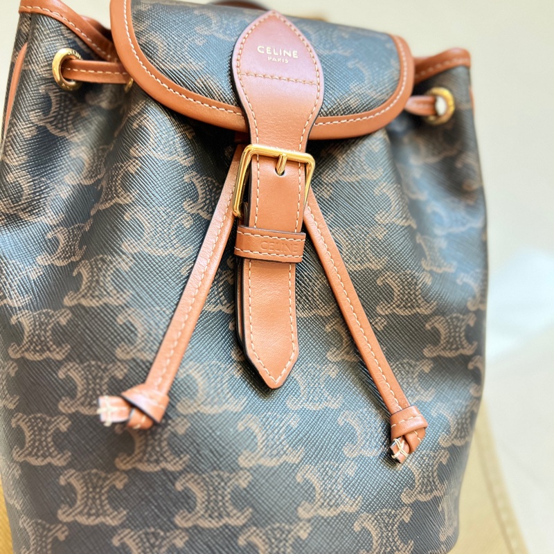 Celine 賽琳 Triomphe 凱旋門系列 FOLCO後背包 Celine 賽琳 Triomphe 凱旋門系列 FOLCO標志印花老花满印翻蓋帆布拼牛革書包背包双肩包 Mini-13