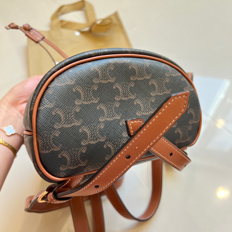 Celine 賽琳 Triomphe 凱旋門系列 FOLCO後背包 Celine 賽琳 Triomphe 凱旋門系列 FOLCO標志印花老花满印翻蓋帆布拼牛革書包背包双肩包 Mini-21