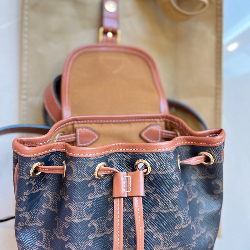 Celine 賽琳 Triomphe 凱旋門系列 FOLCO後背包 Celine 賽琳 Triomphe 凱旋門系列 FOLCO標志印花老花满印翻蓋帆布拼牛革書包背包双肩包 Mini-23