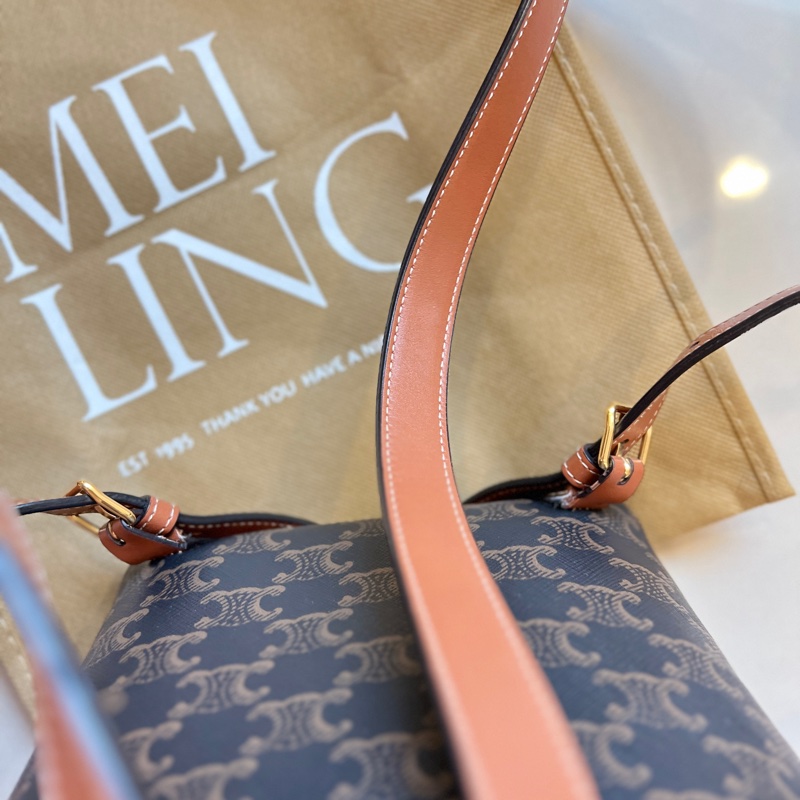 Celine 賽琳 Triomphe 凱旋門系列 FOLCO後背包 Celine 賽琳 Triomphe 凱旋門系列 FOLCO標志印花老花满印翻蓋帆布拼牛革書包背包双肩包 Mini-25