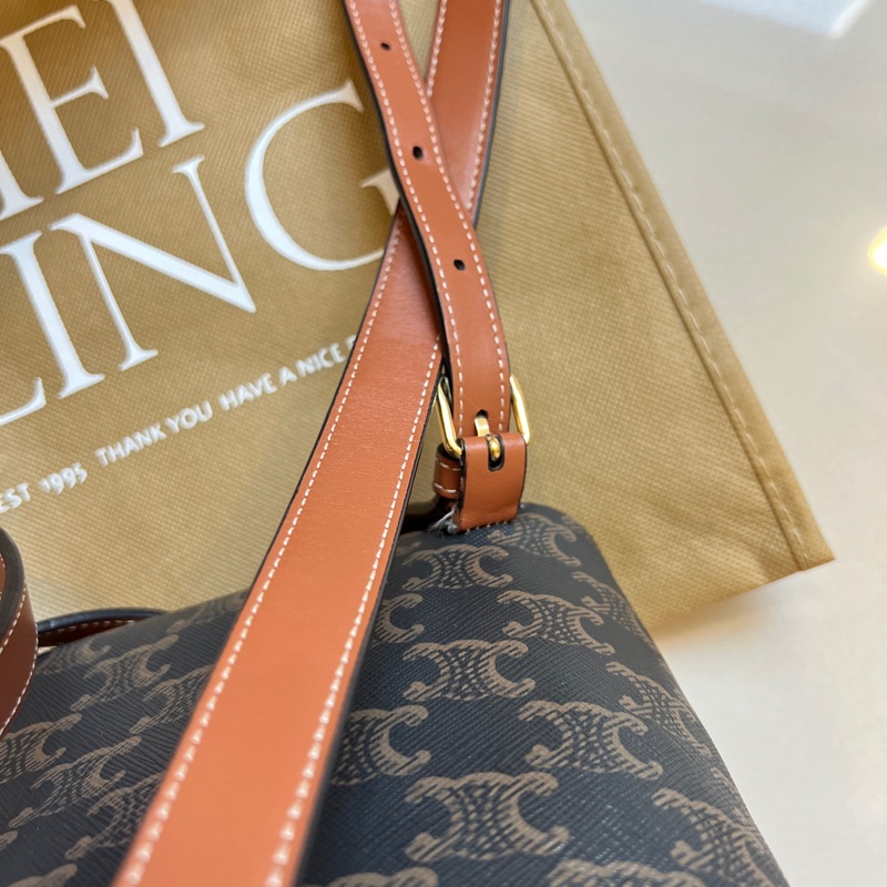 Celine 賽琳 Triomphe 凱旋門系列 FOLCO後背包 Celine 賽琳 Triomphe 凱旋門系列 FOLCO標志印花老花满印翻蓋帆布拼牛革書包背包双肩包 Mini-26