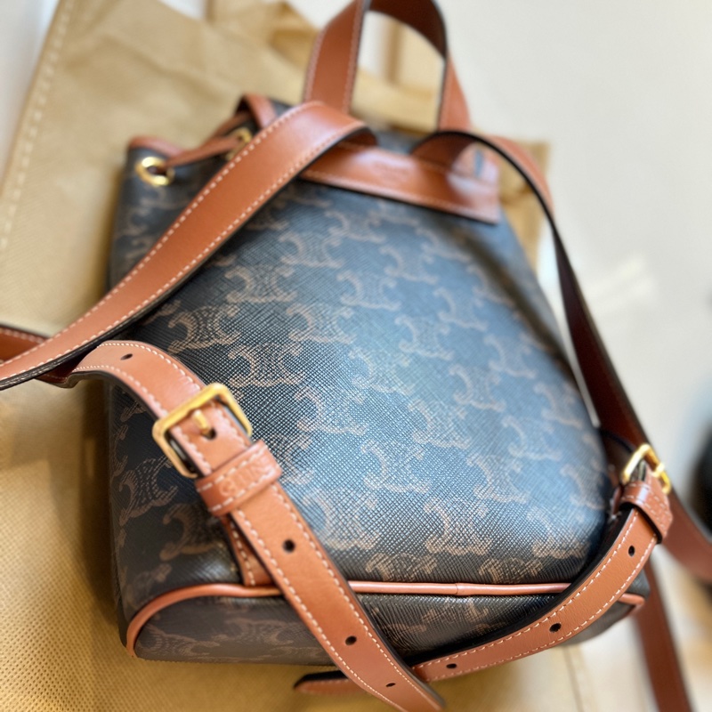 Celine 賽琳 Triomphe 凱旋門系列 FOLCO後背包 Celine 賽琳 Triomphe 凱旋門系列 FOLCO標志印花老花满印翻蓋帆布拼牛革書包背包双肩包 Mini-28