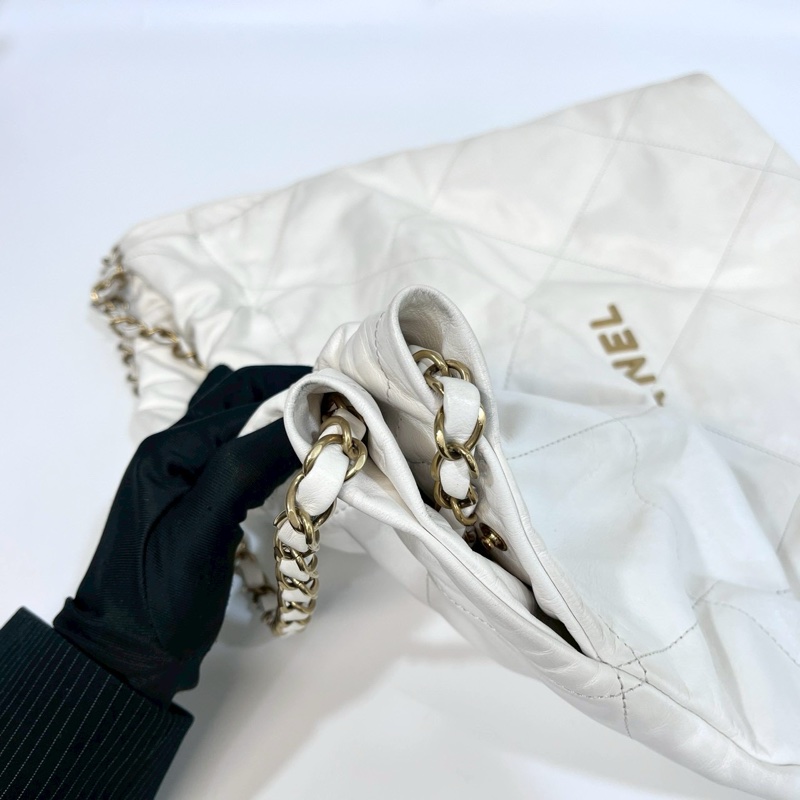 Chanel白色油蠟小牛皮金釦中號22Bag AS3261-19