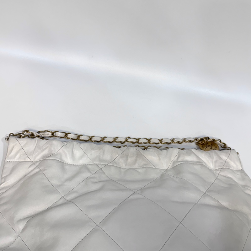 Chanel白色油蠟小牛皮金釦中號22Bag AS3261-10