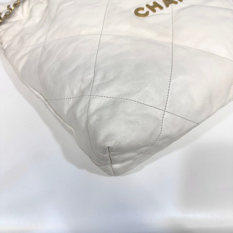 Chanel白色油蠟小牛皮金釦中號22Bag AS3261-14