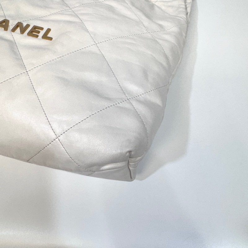 Chanel白色油蠟小牛皮金釦中號22Bag AS3261-15