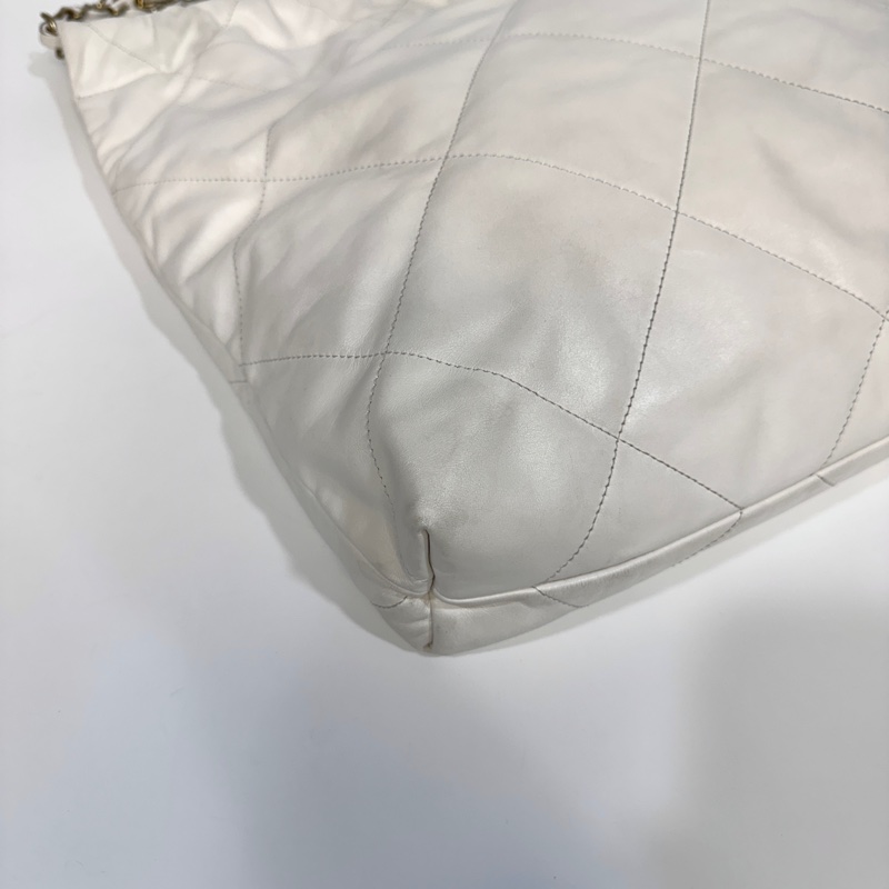 Chanel白色油蠟小牛皮金釦中號22Bag AS3261-16