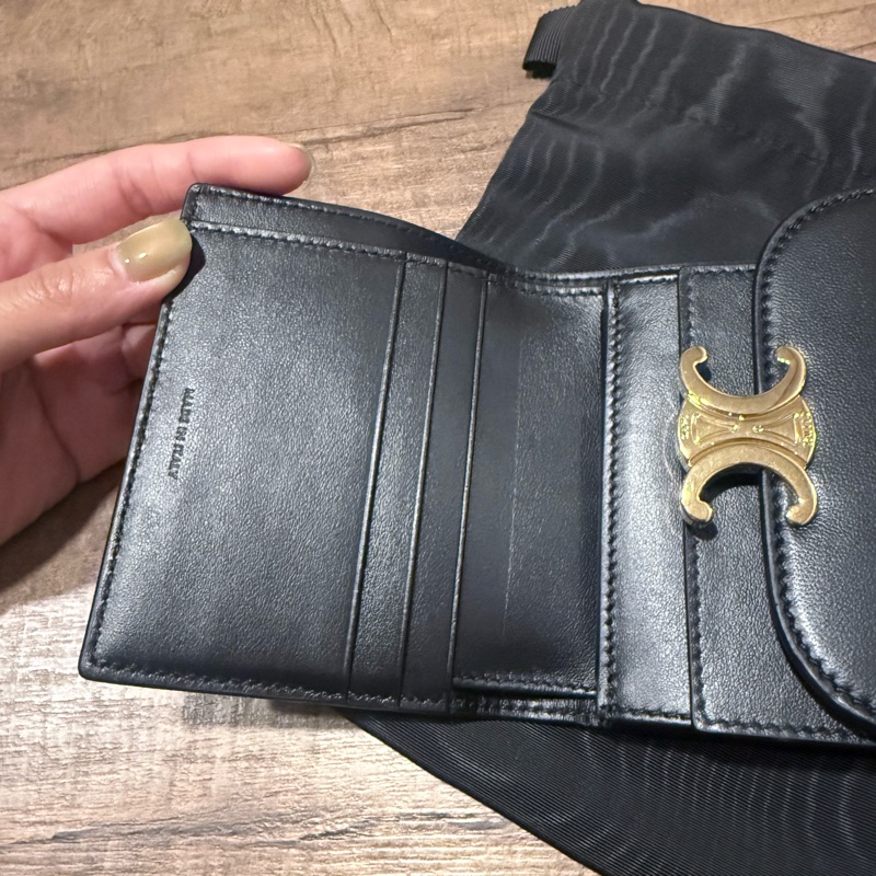 Celine 黑金羊皮凱旋門系列短方夾-2