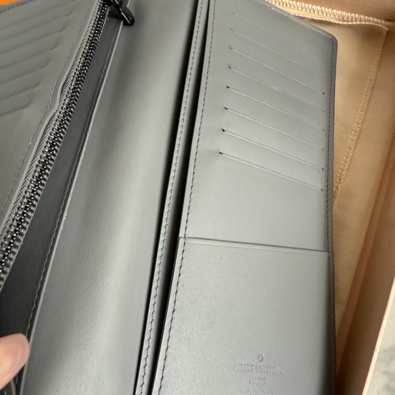 lv超好看的灰色壓紋全皮革長夾-2