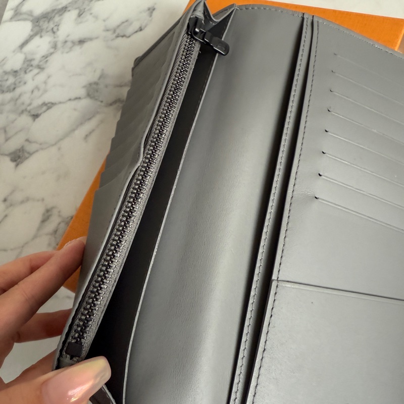 lv超好看的灰色壓紋全皮革長夾-3