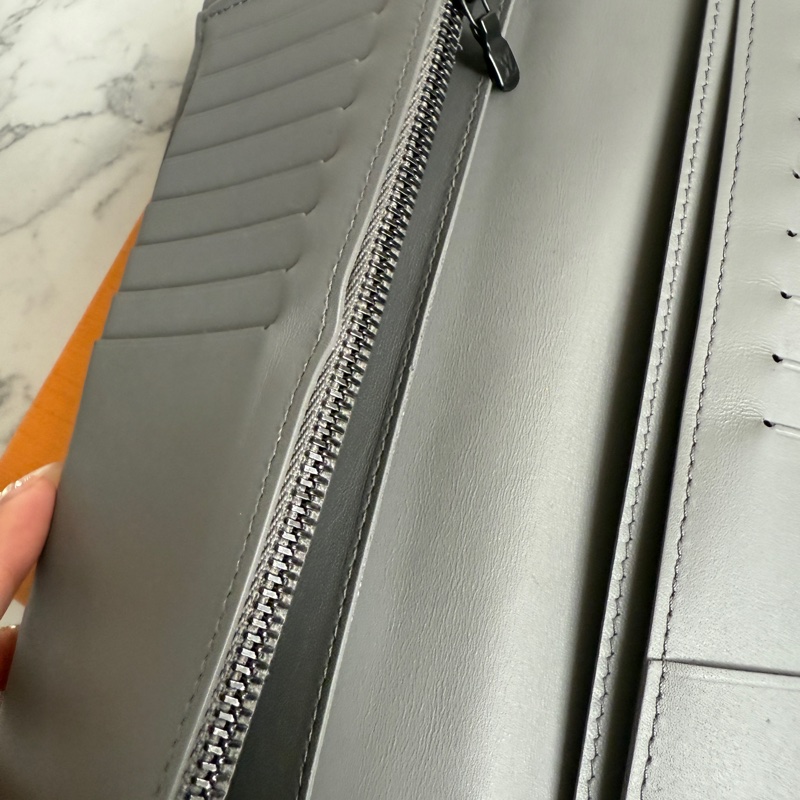 lv超好看的灰色壓紋全皮革長夾-4