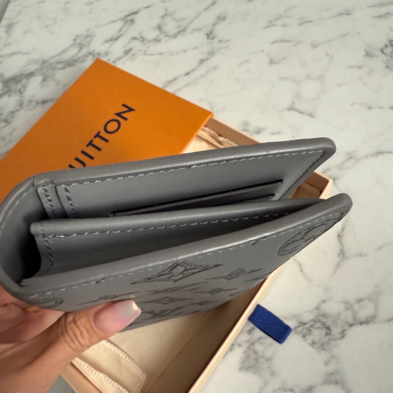 lv超好看的灰色壓紋全皮革長夾-6