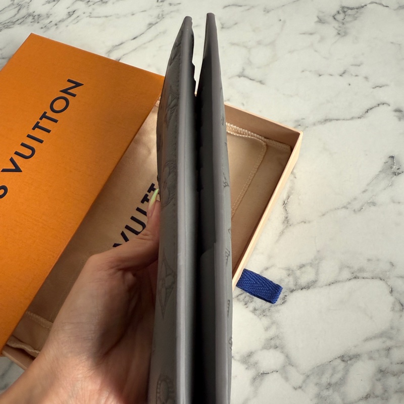 lv超好看的灰色壓紋全皮革長夾-7