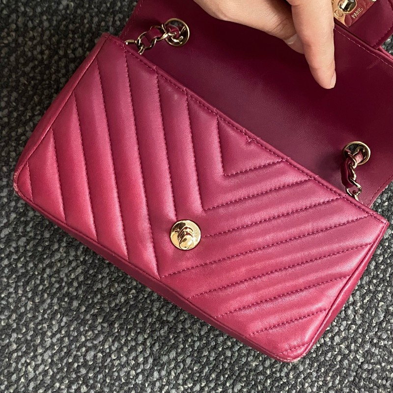 Chanel 紫紅色金扣V紋羊皮cf大mini 肩背包斜背包-21