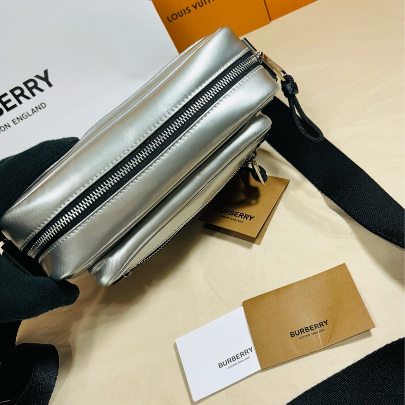 ✨好看實用 Burberry巴寶莉 超美黑銀新款雙層相機包 肩背 斜背包-3